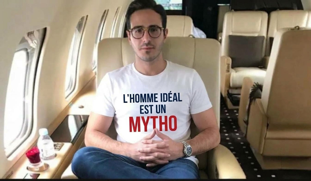 T-shirt L'homme idéal est un mytho Homme – Blanc
